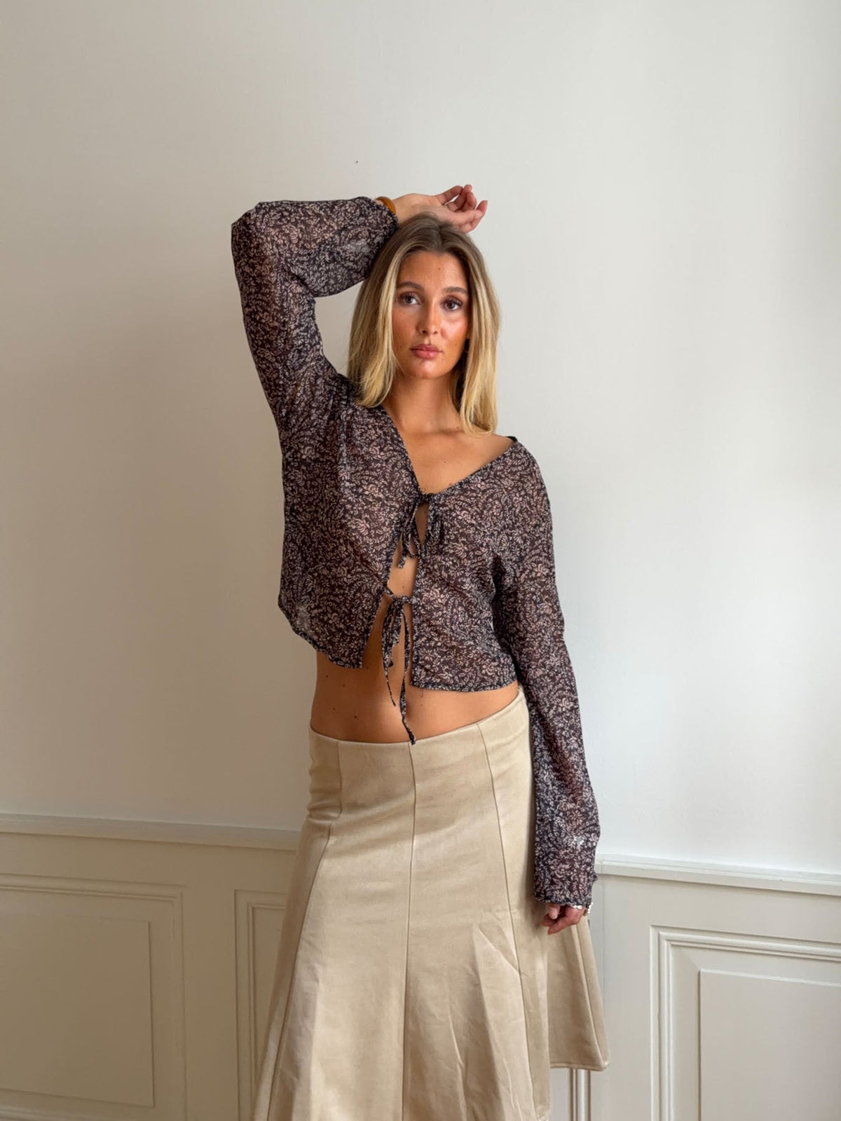 Kara blouse with tie detail – Brown
