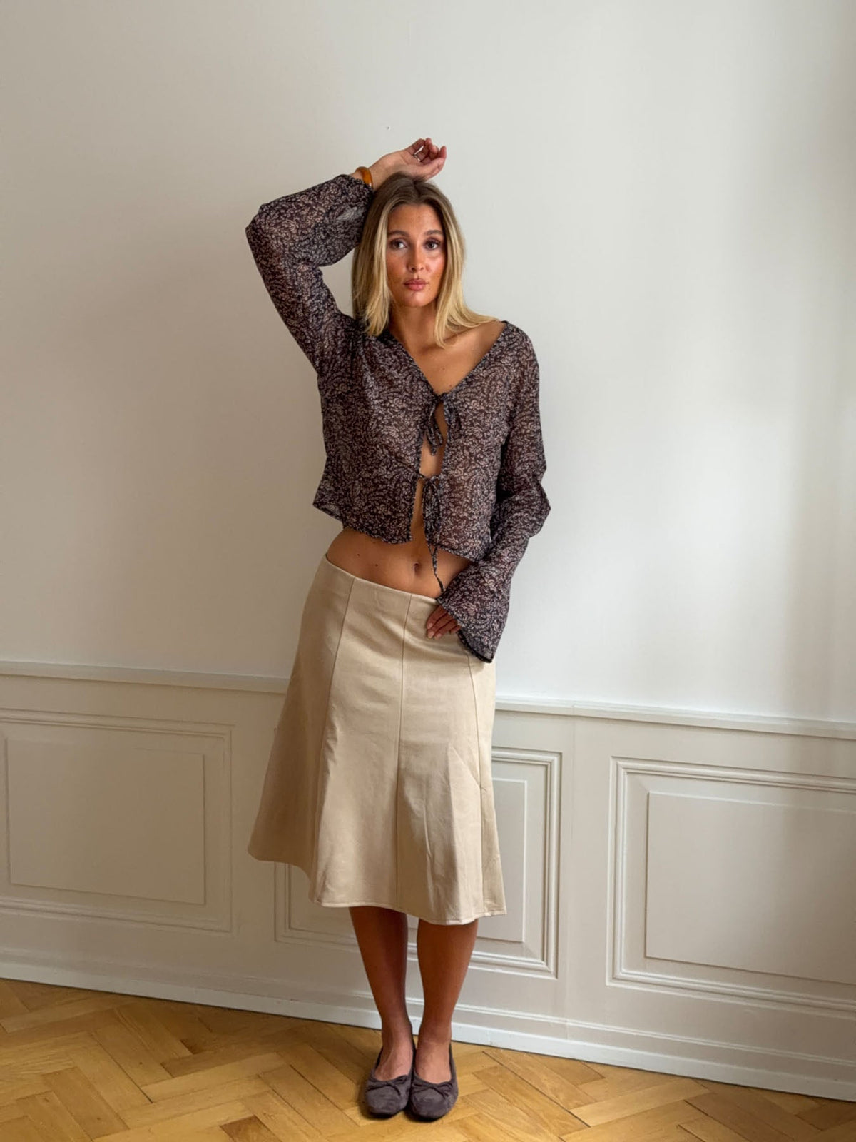 Kara blouse with tie detail – Brown