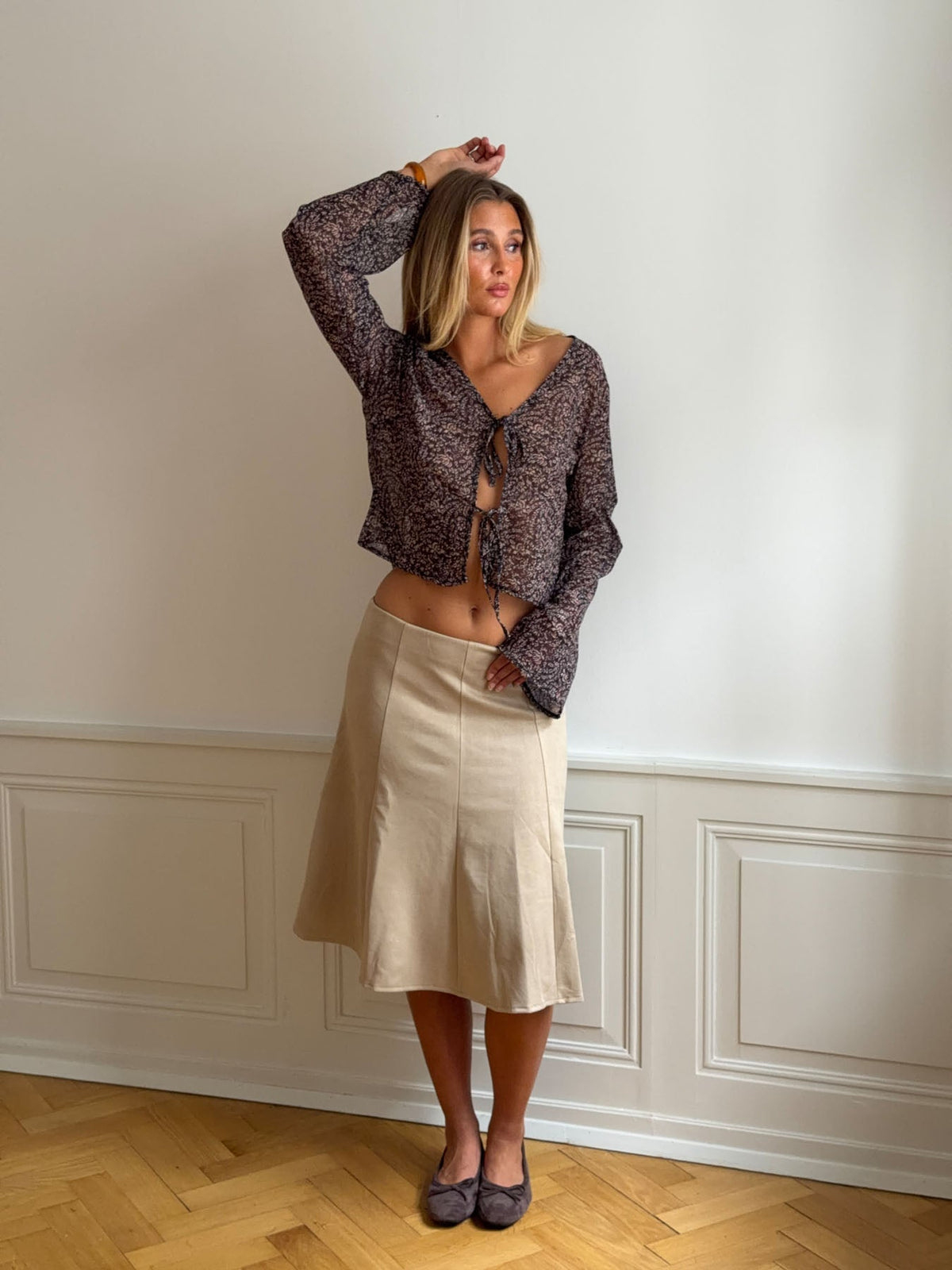 Kara blouse with tie detail – Brown