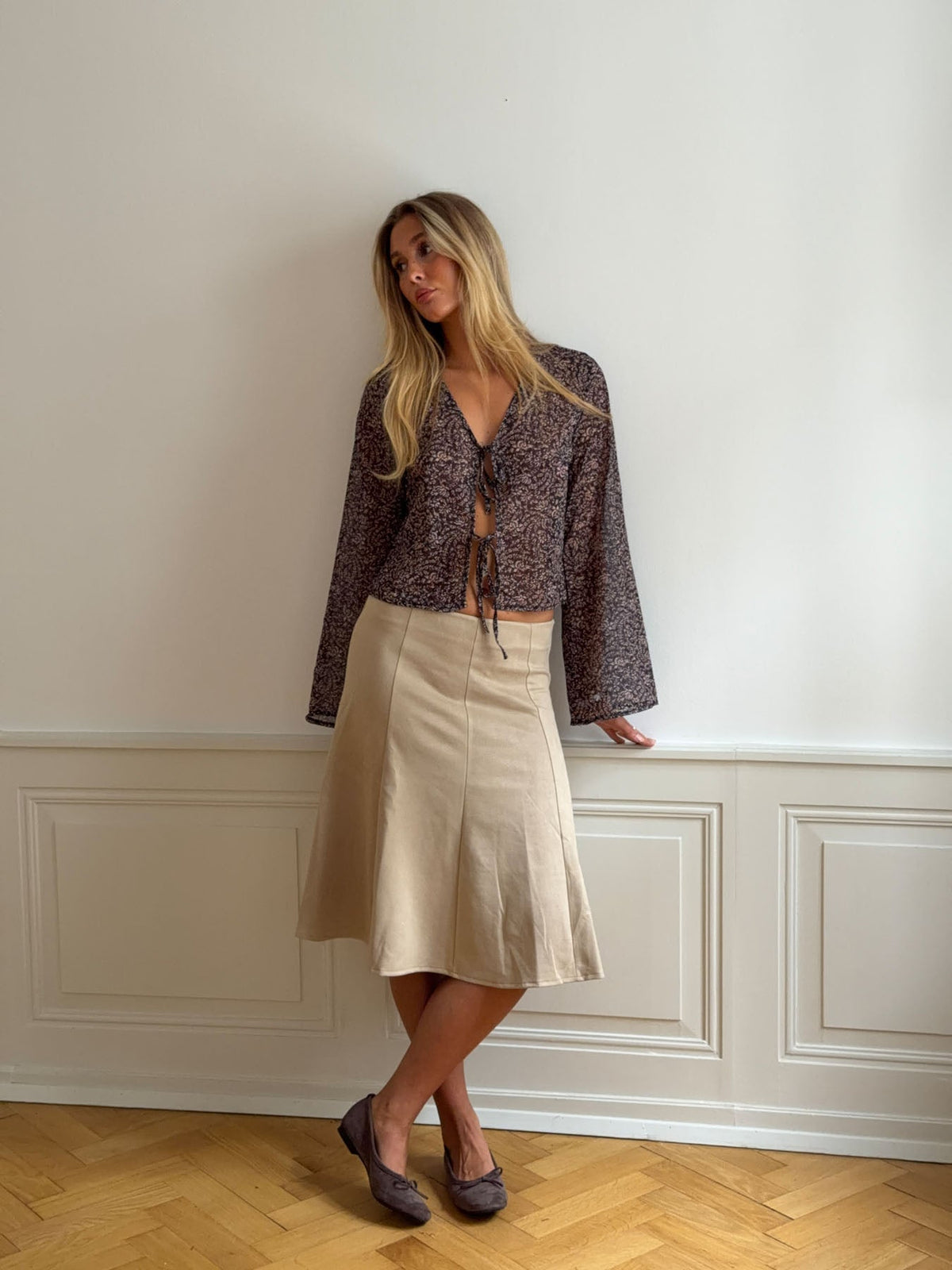 Kara blouse with tie detail – Brown