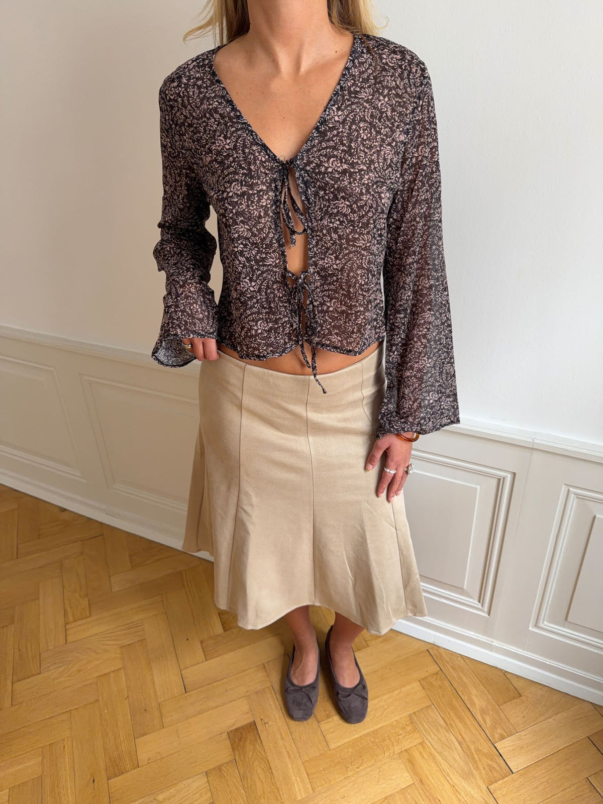 Kara blouse with tie detail – Brown